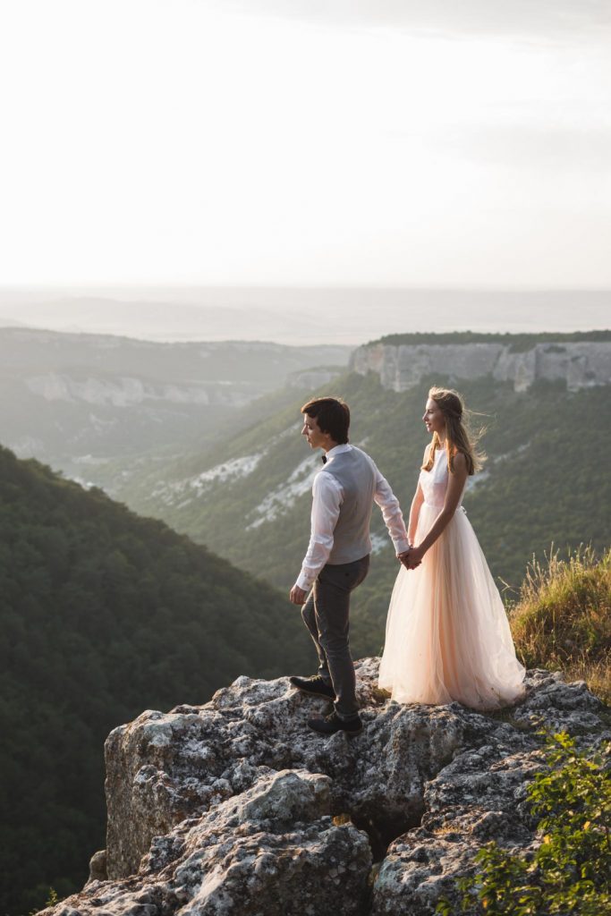 wedding couple in mountains